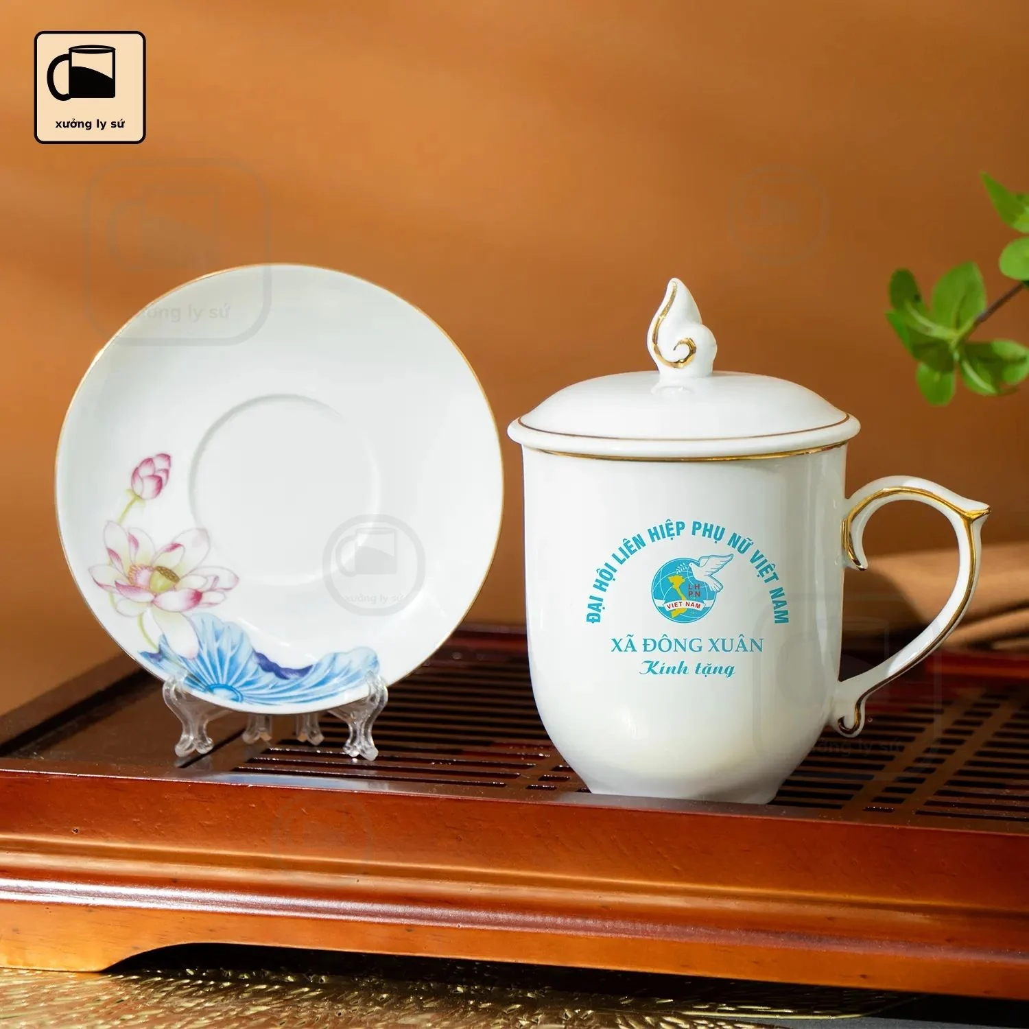 Ly Sứ Nắp Lửa Hoa Sen Viền Vàng